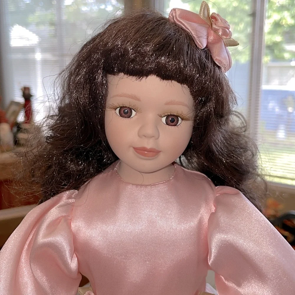 Avon 2000 Special Memories Tea Time Porcelain Doll Preloved